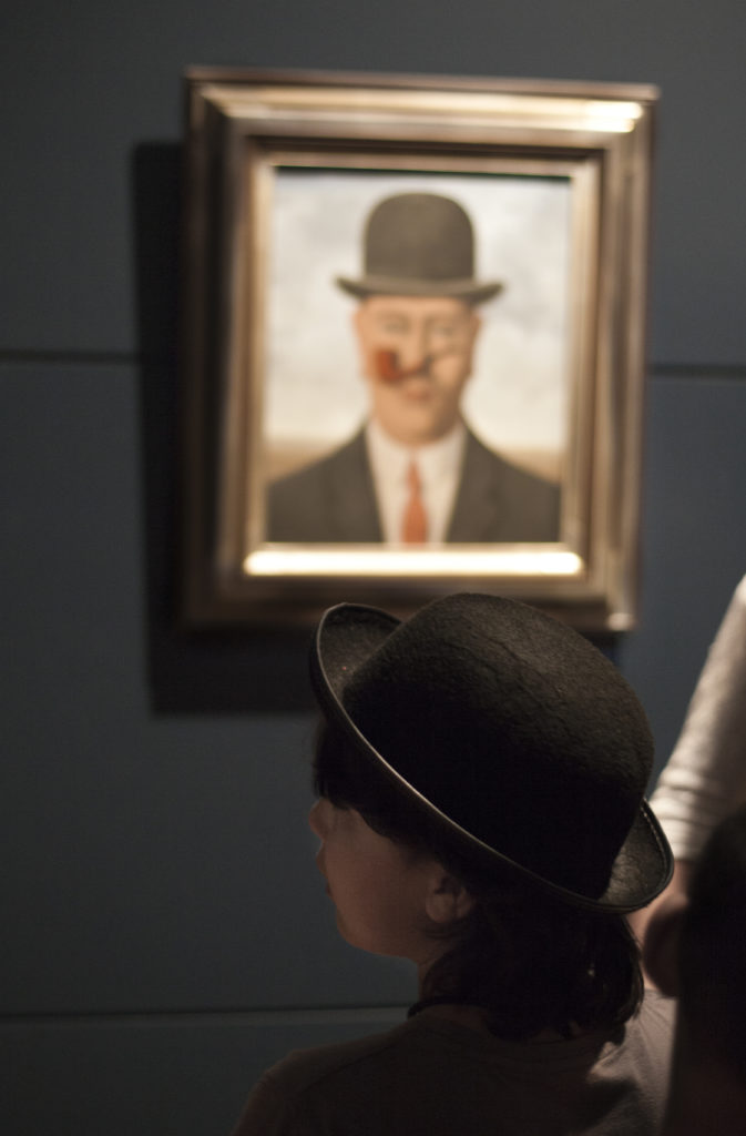 Besucher im Magritte Museum vor dem berühmten Werk (c) RMFAB